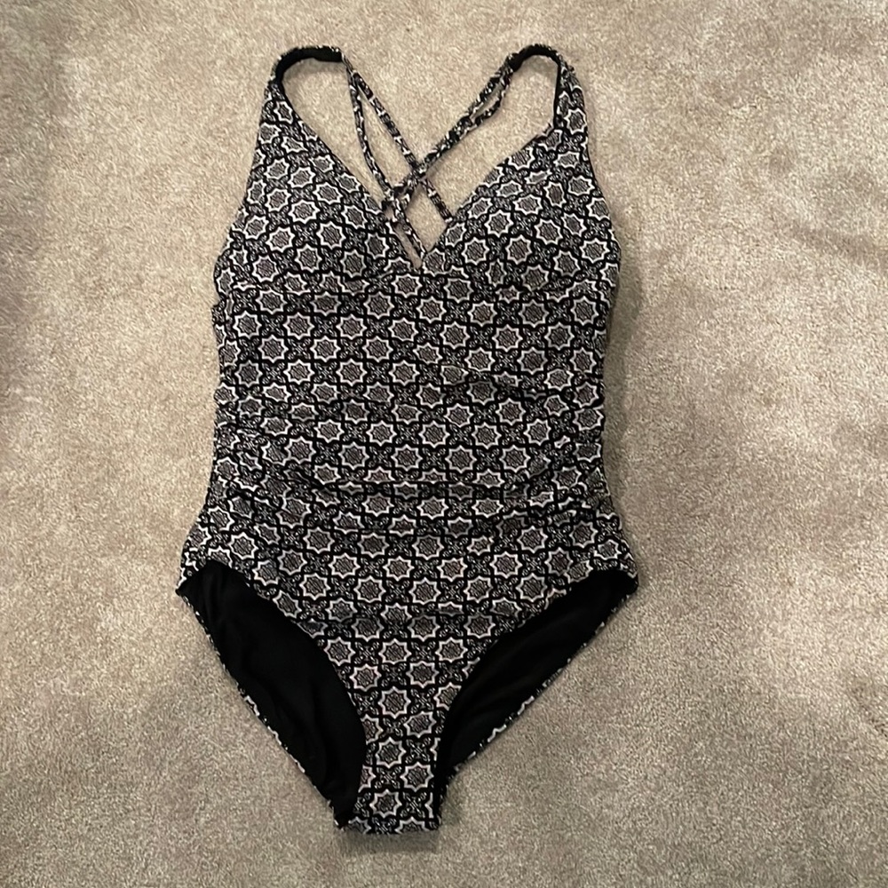 Reversible bathing suit
